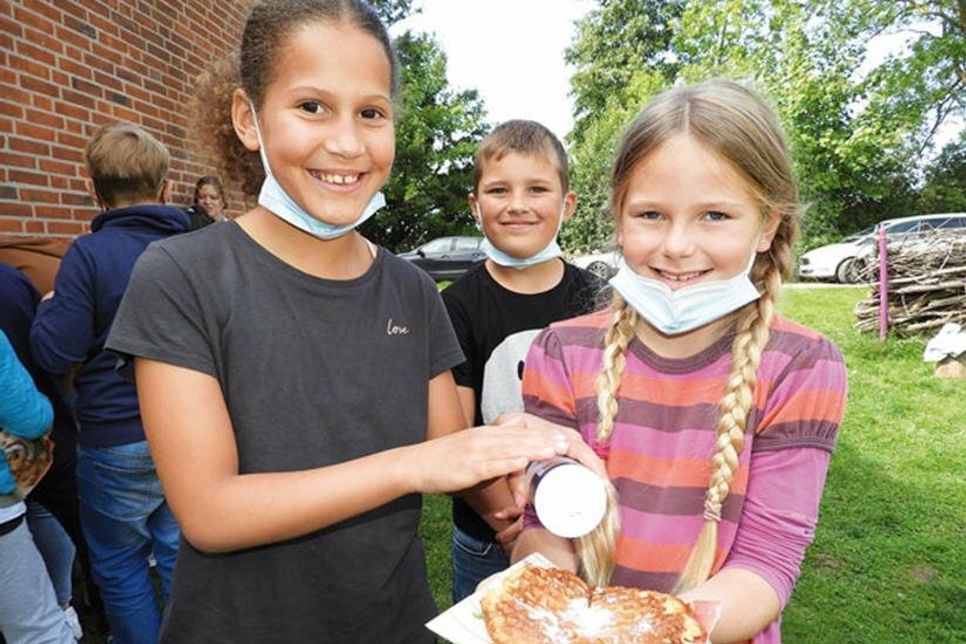 „Schmeckt!“: Smilla bekam den Puderzucker von Daisy, Benjamin wartete geduldig auf seine Waffel.