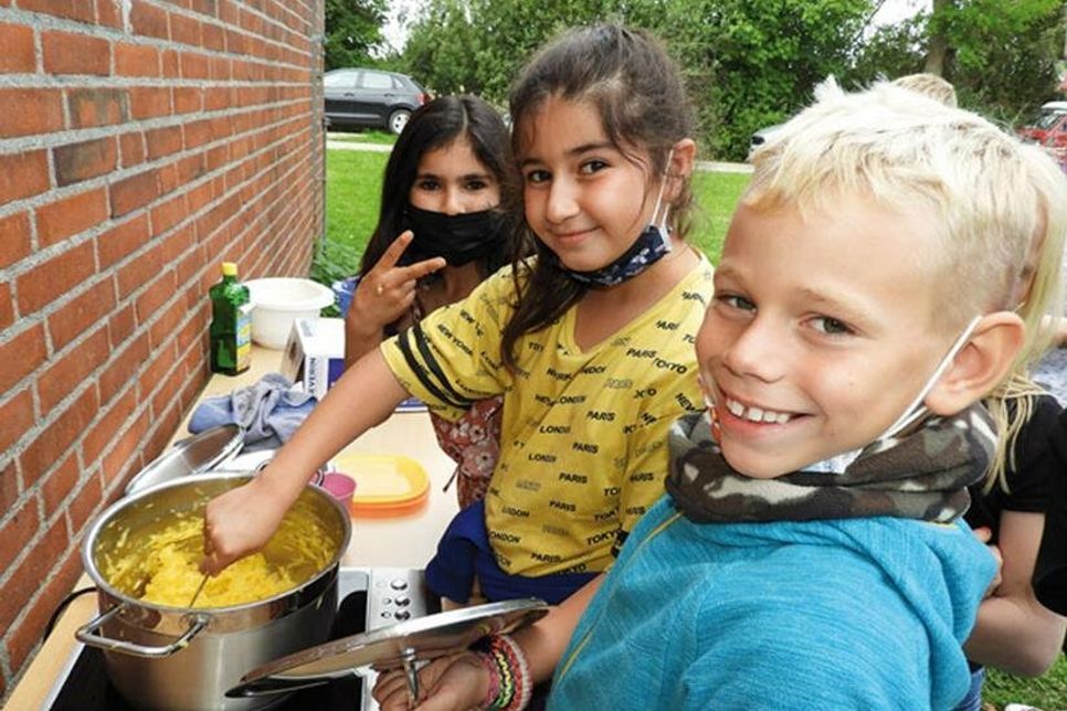 Abira, Nurhan und Lennox hatten Spaß in der „Outdoorküche“.