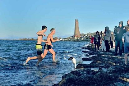 Flagge zeigen für einen Schwimmhallenneubau am alten Standort am Strand von Laboe: Zahlreiche Teilnehmer der Aktion „Meer vor Augen“ gingen zum Anbaden in die Förde