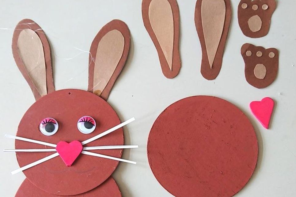 Der selbstgebastelte Hase ist eine süße Geschenkidee für Ostern.