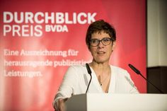 CDU-Vorsitzende Annegret Kramp-Karrenbauer bei ihrer Festrede zum Medienpreis „Durchblick“. (Foto: BVDA/Bernd Brundert)