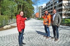 Bürgermeisterin Hatice Kara zeigt auf die fertiggestellte Rodenbergstraße in Niendorf. Eugen Materi (Strabag) und Michael Hasselberg vom Bauamt (rechts) waren bei der Bauabnahme mit vor Ort. (Foto: René Kleinschmidt)