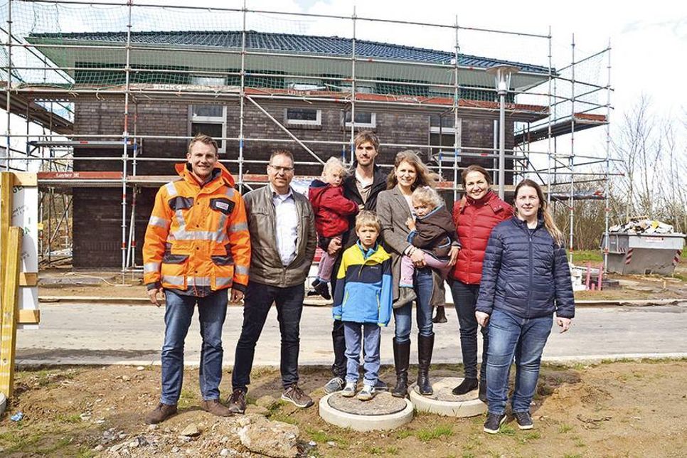 Eugen Materi (Strabag, v.l.), Michael Hasselberg und Antje Hildebrandt (Bauverwaltung, rechts) besuchten mit Hatice Kara die Familie Nagursky vor ihrem neuen Haus auf der Blumenkoppel. (Foto: René Kleinschmidt)