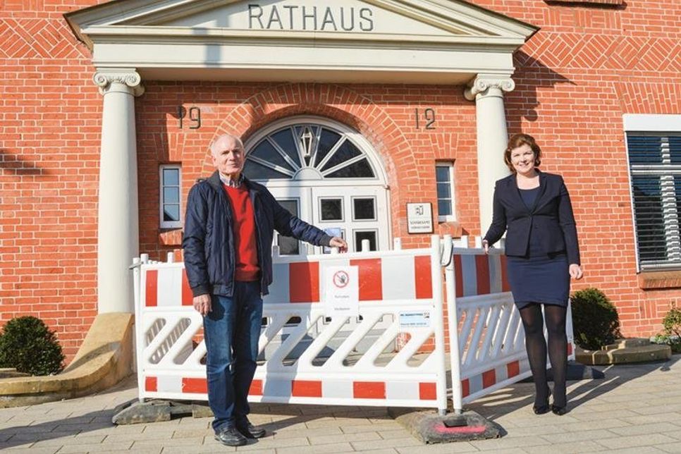 Kurz vor Ostern gaben Stockelsdorfs  Bürgermeisterin Julia Samtleben und Volker Olbers aus dem Vorstand der Bürgerstiftung Stockelsdorf – mit genügend Abstand – am Rathaus den Zwischenstand des Hilfsfonds bekannt und präsentierten mit 55.000 Euro binnen weniger Wochen ein sehr schönes Ergebnis.