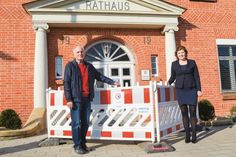 Kurz vor Ostern gaben Stockelsdorfs  Bürgermeisterin Julia Samtleben und Volker Olbers aus dem Vorstand der Bürgerstiftung Stockelsdorf – mit genügend Abstand – am Rathaus den Zwischenstand des Hilfsfonds bekannt und präsentierten mit 55.000 Euro binnen weniger Wochen ein sehr schönes Ergebnis.