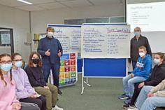 Vertreter des Wahlpflichtkurses WPK-9-Nachhaltigkeit stellten mit BEI Mitarbeiter Leif Münch und Projektinitiator Thorsten Bell die Inhalte des Workshops rund um das Thema „faire Fußbälle“ vor.