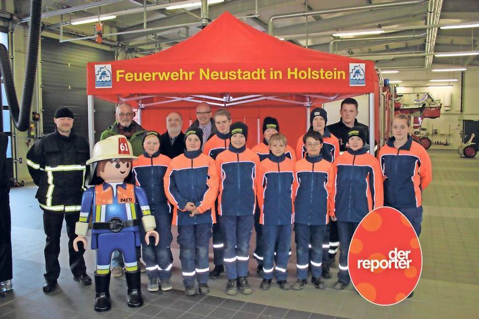 Ein Großteil der Jugendfeuerwehr Neustadt mit den Vertretern des Fördervereins bei der Übergabe des Zeltes. Es ist auch mit Seitenwänden und Fußboden ausgestattet.