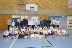 Zum zweiten Mal fand jetzt in Bad Schwartau der Aktionstag „Happy Integration Kids – Doppelpass ins Leben“ unter der Leitung von DFB A-Lizenz-Trainer Jochen Bauer (vorne, liegend) statt.