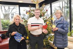Bürgermeister Sven Partheil-Böhnke bestückte gemeinsam mit Christine Gebauer (links) und Barbara Bergmann den Weihnachts-Wunschbaum im Rathaus mit den Wünschen der Kinder.