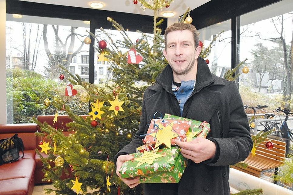 Marcus Loose von „Loose Immobilien“ war der erste, der gleich vier Kinderwünsche erfüllte und die verpackten Weihnachtsgeschenke im Rathaus übergab.