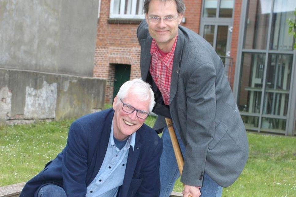 Uwe Muchow (lks.) als 1. Vorsitzender des zeittor-Fördervereins und Museumsleiter Dr. Frank Wilschewski bei einer Probe-Schatzsuche.