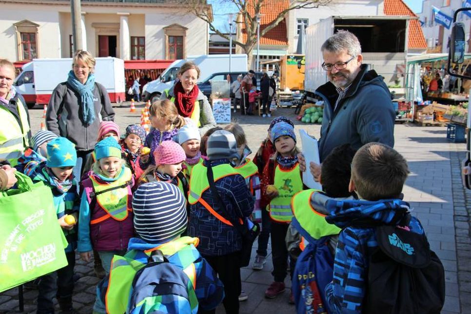 Gewerbevereinsvorsitzender Jürgen Mohr (re.) überreichte den teilnehmenden Kindern ihren Preis.