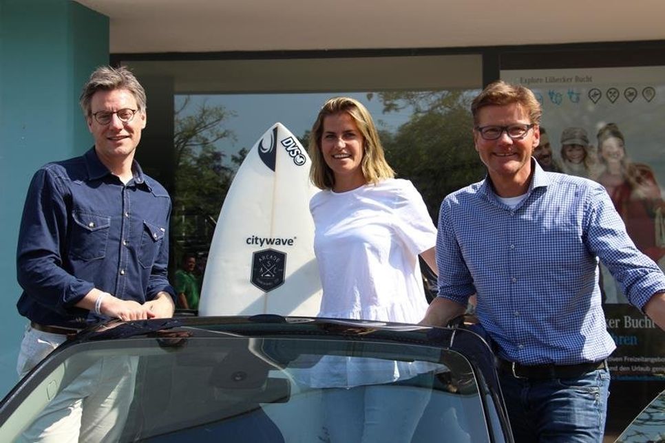 TALB-Vorstand André Rosinski (lks.) mit der Grömitzer Tourismusleiterin Janina Kononov und dem Geschäftsführer der Timmendorfer Strand Niendorf Tourismus GmbH Joachim Nitz. Die Nachbarorte sind in diesem Jahr neu dabei.