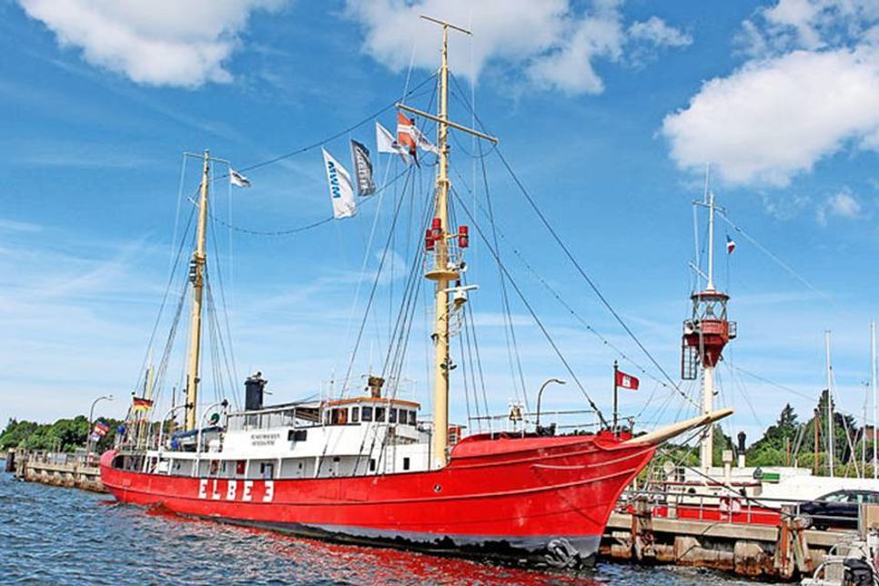 Feuerschiff „Elbe 3“ an der Südmole in Heikendorf.      Foto: Asmus