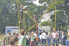 Der vom Gemeinde-Jugendring Timmendorfer Strand ausgerichtete Kindertag am kommenden Sonntag bietet wieder viel Kurzweil für alle Kinder und Jugendlichen, unter anderem beim beliebten Bungee-Jumping. (Foto: René Kleinschmidt/Archiv)