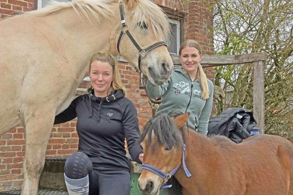 Betriebsleiterin Merle Timm mit Mitarbeiterin Valeska Schreiner (v. l.) organisieren den Reitertag als Turnier mit Prüfungen auch für die jüngsten Ponyreiter.