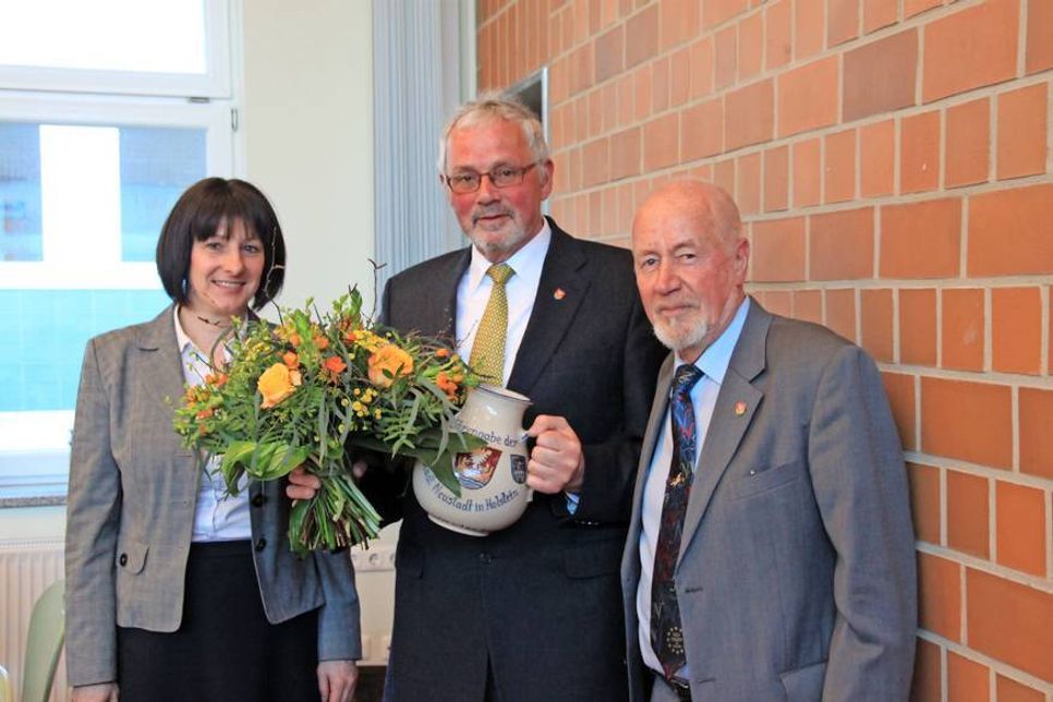 Bürgermeisterin Dr. Tordis Batscheider und Bürgervorsteher Sönke Sela (re.) überreichten Otto Stoehr eine Ehrengabe der Stadt Neustadt.