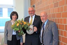 Bürgermeisterin Dr. Tordis Batscheider und Bürgervorsteher Sönke Sela (re.) überreichten Otto Stoehr eine Ehrengabe der Stadt Neustadt.