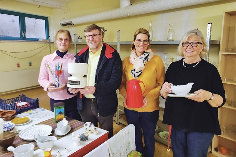 Bürgermeister Sven Partheil-Böhnke mit Ruth Ebel (links), Anja Köster und Helga Ninnemann im neu geschaffenen „Haushaltswaren-Raum“.
