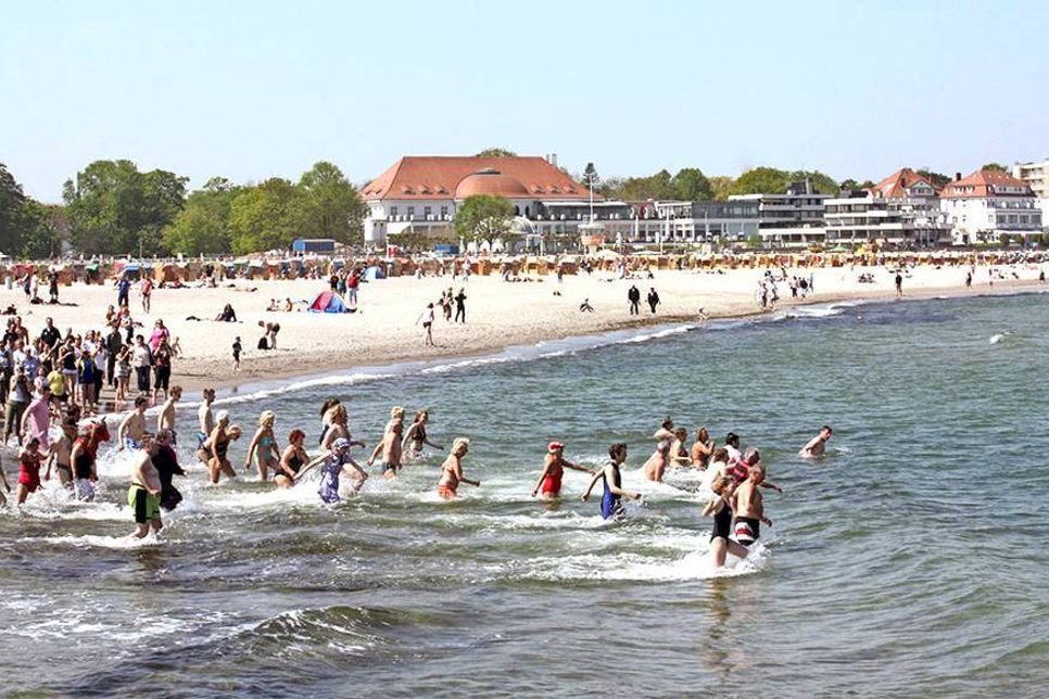 Am Samstag findet wieder das traditionelle „Anbaden“ am Strand vor dem Brügmanngarten in Travemünde statt. (Foto: LTM - Bernd Scheel)