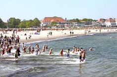 Am Samstag findet wieder das traditionelle „Anbaden“ am Strand vor dem Brügmanngarten in Travemünde statt. (Foto: LTM - Bernd Scheel)
