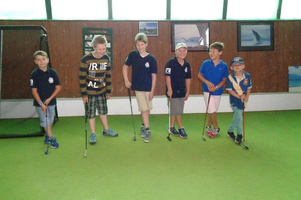 Die noch nicht platzberechtigten Kinder spielten ihre Putt- und Chip Meisterschaft aufgrund der schlechten Wetterlage in der Golfhalle aus.