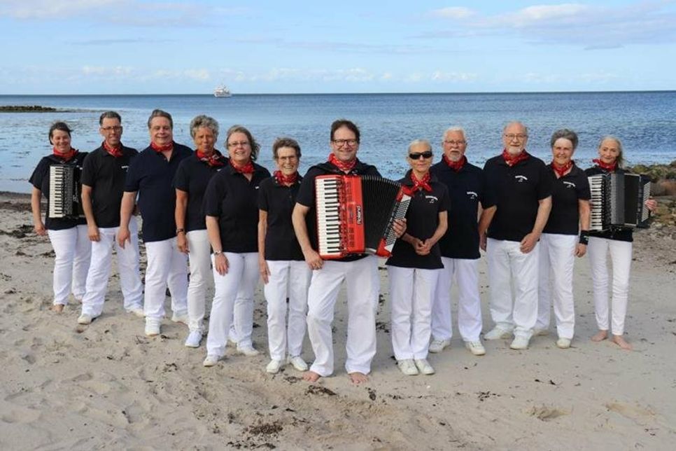 Der Tourismus-Service Grömitz lädt ein zu einem kostenfreien Akkordeonkonzert mit den Ostseekrabben.