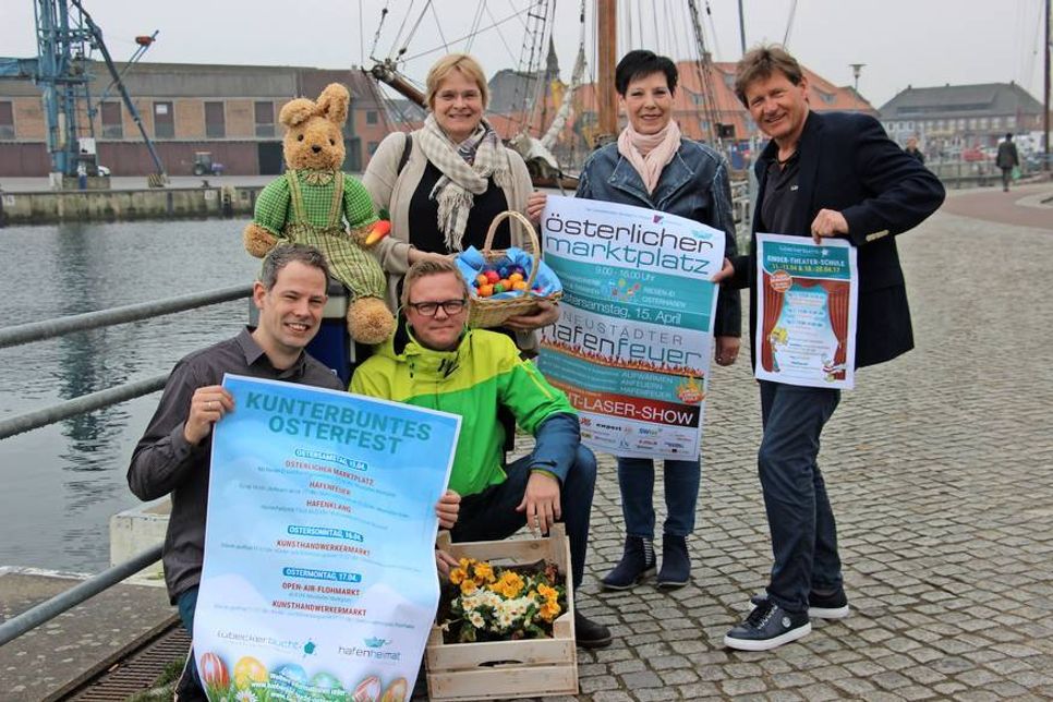 Freuen sich auf Ostern: Frans Ijben (TALB), Sven Muchow, Susanne Bimberg-Nittritz und Carola Seubert (für den Gewerbeverein) sowie Hansjörg Conzelmann (TALB; v. lks.).