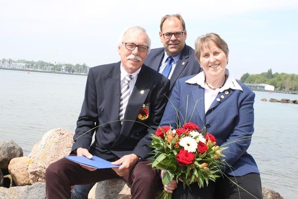 Jochen und Regina Block haben einen großen Anteil am guten Ruf der DLRG Neustadt. Zur Auszeichnung gratulierte Bürgermeister Mirko Spieckermann.