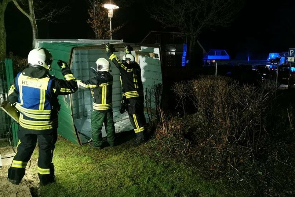 Eine losgerissene Gartenhütte musste wieder „eingefangen“ werden.