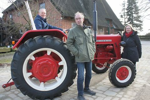 „Wir fühlen uns auf dem Museumshof sehr wohl“, sagen die Eheleute Rudolf (Mitte) und Barbara Böckenhauer, als sie mit Museumsleiter Eckhard Schulte-Kersmecke vor dem McCormick positionieren.