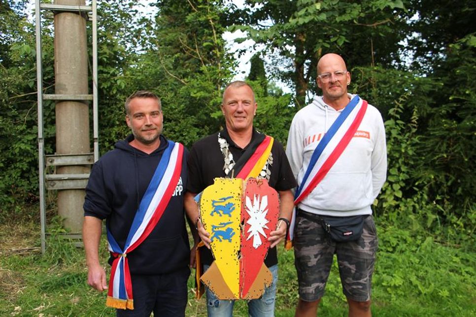 Bürgerkönig 2024 Heiko Hammerich mit seinen Adjudanten Sven-OliverBibow (lks.) und Arne Landschoof (re.).