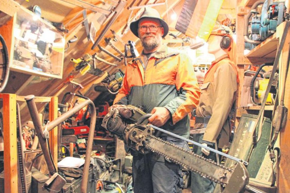 Forstwirt Jan Matthiesen sammelt Motorsägen. Von den gut 500 Exemplaren, die er sein eigen nennt, wird er zwei Hände voll zum Aktionstag ins Dorf- und Schulmuseum Schönwalde mitbringen.
