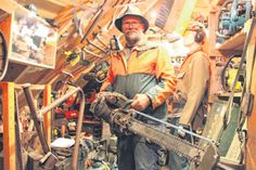 Forstwirt Jan Matthiesen sammelt Motorsägen. Von den gut 500 Exemplaren, die er sein eigen nennt, wird er zwei Hände voll zum Aktionstag ins Dorf- und Schulmuseum Schönwalde mitbringen.