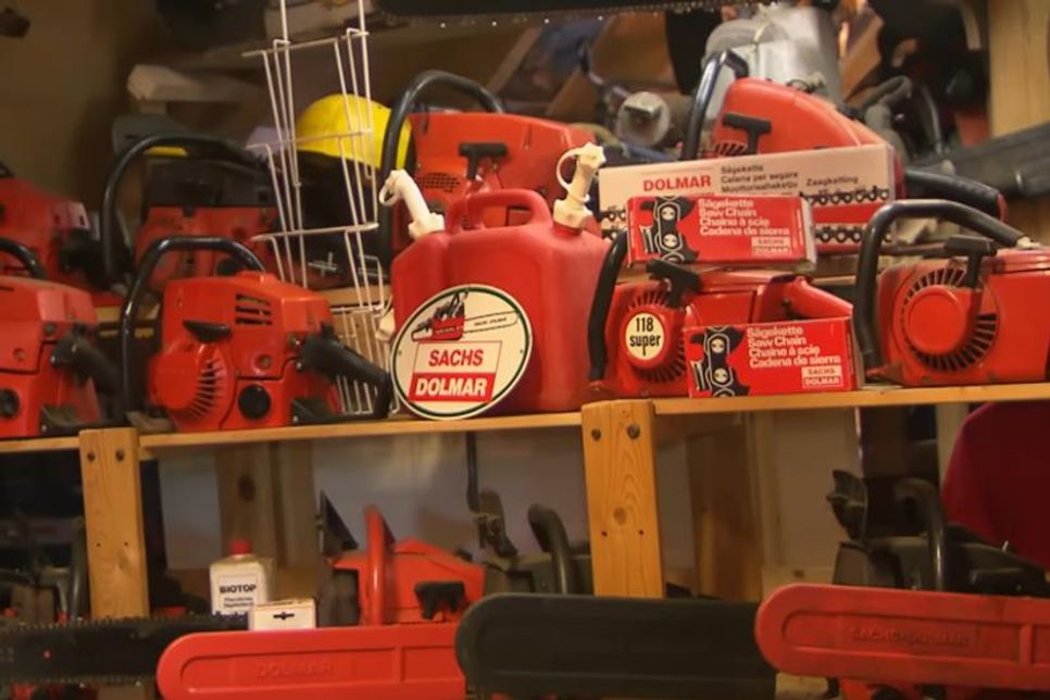 Die Farben rot und orange dominieren in der Sammlung von Jan Matthiesen. Unter den gut 500 Sägen sind viele Modelle der Hersteller Dollmar und Stihl. Nach Schönwalde wird der Forstwirt aber auch die Exoten mitbringen.