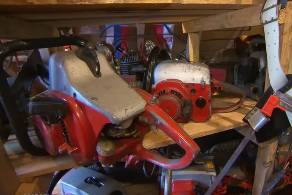 Die Regale in der privaten Sammlung von Jan Matthiesen sind voll. In Schönwalde werden neben den gängigen Fabrikaten deutscher Hersteller auch Motorsägen aus russischer, skandinavischer und ostdeutscher Produktion zu sehen sein.