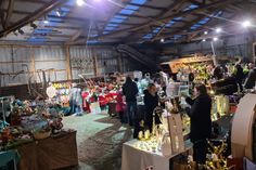 Kunsthandwerkerinnen und Kunsthandwerker präsentieren ihre liebevoll gefertigten Produkte.