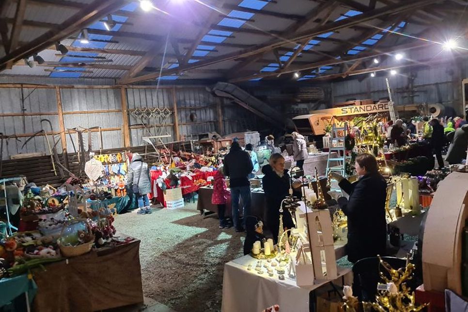 Kunsthandwerkerinnen und Kunsthandwerker präsentieren ihre liebevoll gefertigten Produkte.