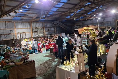 Kunsthandwerkerinnen und Kunsthandwerker präsentieren ihre liebevoll gefertigten Produkte.