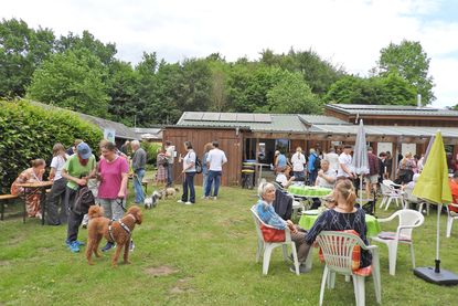 Auf der Wiese am Erna-Haus wurden die Kuchenspenden verspeist.