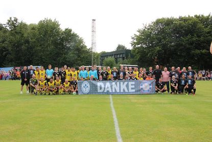 Die Bundesliga All-Stars, die Borussia Dortmund Traditionsmannschaft und die Gastrokicker Nord posierten vor Anpfiff gemeinsam für ein Gruppenfoto.