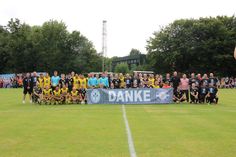 Die Bundesliga All-Stars, die Borussia Dortmund Traditionsmannschaft und die Gastrokicker Nord posierten vor Anpfiff gemeinsam für ein Gruppenfoto.