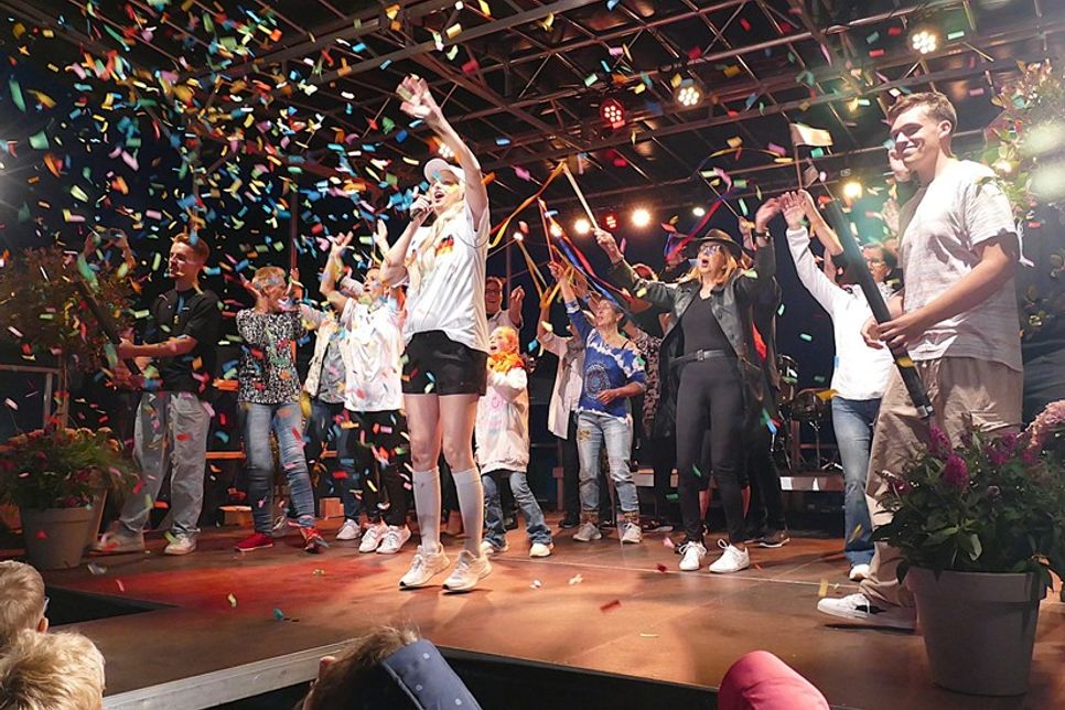 Bei der Playback-Show auf dem Seebrückenplatz feiert ganz Kellenhusen.