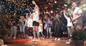 Bei der Playback-Show auf dem Seebrückenplatz feiert ganz Kellenhusen.