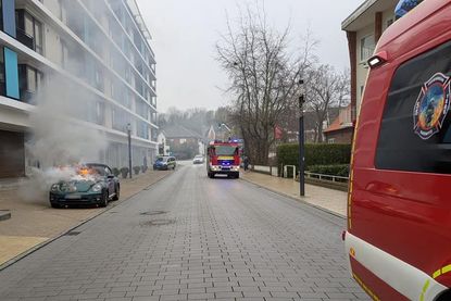Bei Eintreffen der ersten Feuerwehrkräfte schlugen bereits Flammen aus dem Motorraum.