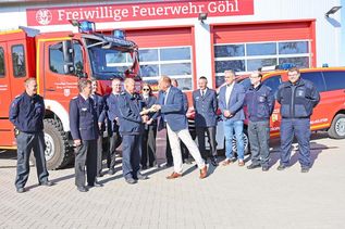 Landrat Timo Gaarz übergibt den Schlüssel an den Bereitschaftsführer Dirk Westphal.
