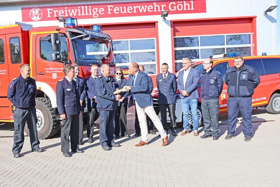 Landrat Timo Gaarz übergibt den Schlüssel an den Bereitschaftsführer Dirk Westphal.
