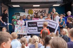 Die Verleihung der Auszeichnung wurde mit einem großen Fest an der Friedrich-Hiller-Schule gefeiert.