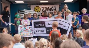 Die Verleihung der Auszeichnung wurde mit einem großen Fest an der Friedrich-Hiller-Schule gefeiert.
