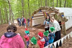 Mit einer kleinen, von den Kindern einstudierten Geschichte wurde der Waldplatz im Beisein vieler Eltern eröffnet.